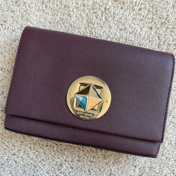 Elegant Burgundy Crossbody Bag - Picture 2 of 4